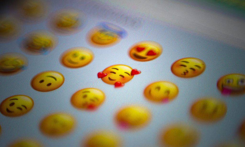 emoji faces with hearts